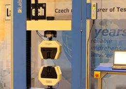 univerzální testovací stroje, univerzální zkušební stroje, testovací stroje, testovací systémy, trhací stroje, zkoušky v tahu, zkoušky v tlaku