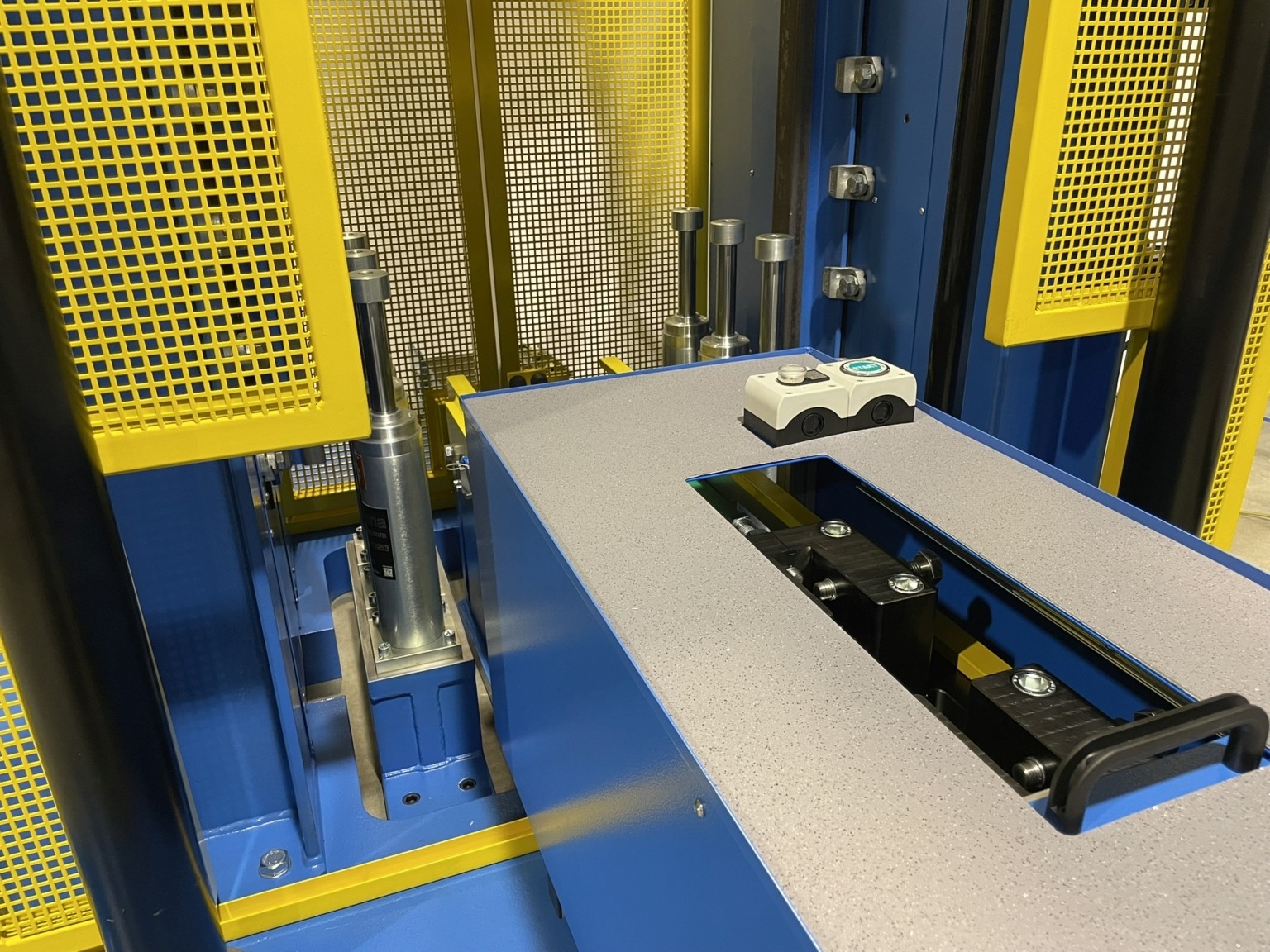 DPFest-40k-Founding-position-with-pneumatic-manipulator-1536x1152