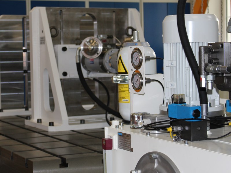 Dynamické a únavové zkušební stroje - Dynamic and fatigue testing machines Dynamické a únavové zkušební stroje - Dynamic and fatigue testing machines