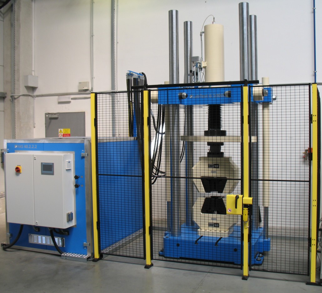 Servo-hydraulic vertical four columns testing machine LabTest 6.2500H.2 – with fencing and agregat unit HAD
